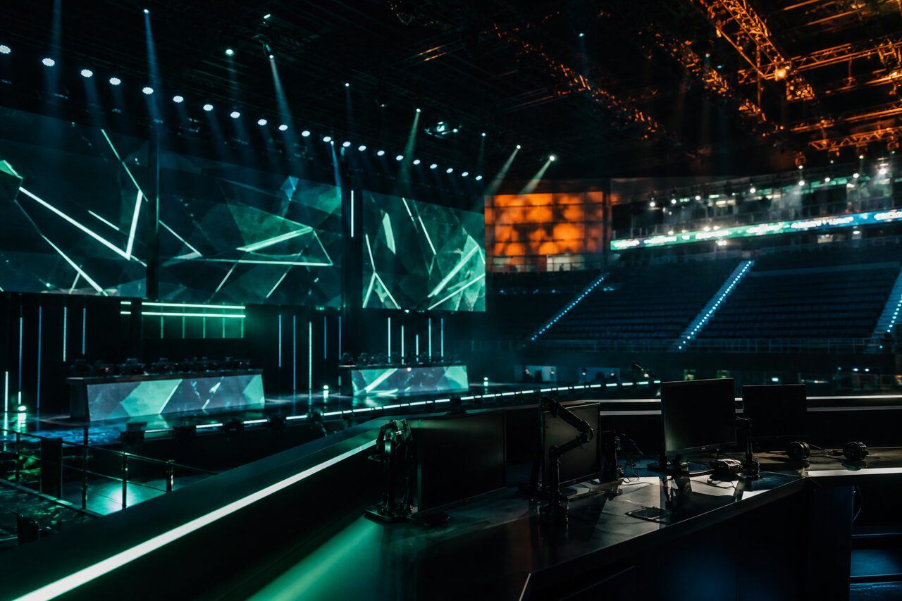 Arena e-sportowa z oświetleniem scenicznym — materiał redakcyjny Warsaw Esports Hub